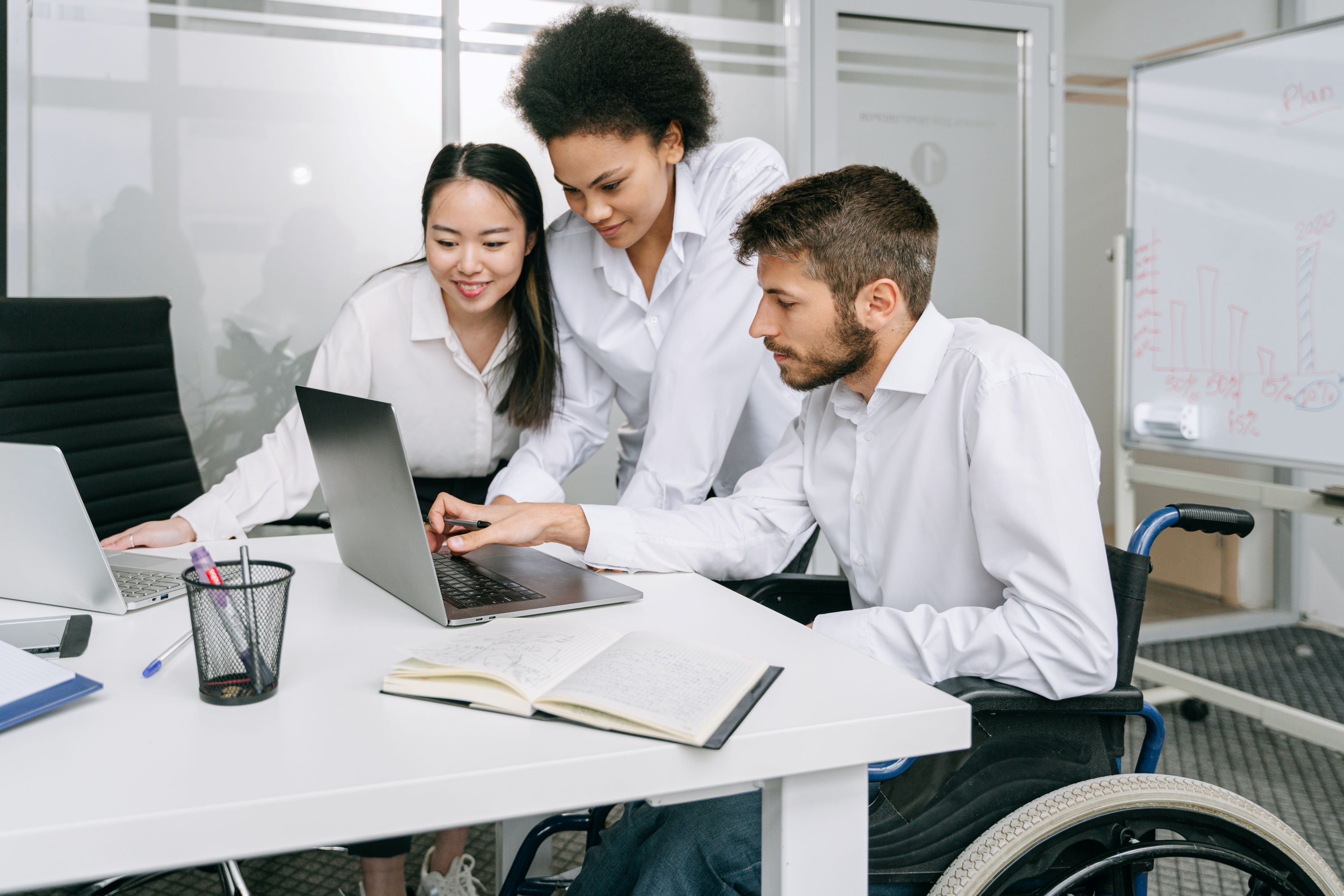 Свободно работающий. Эксперты. Disability and Equity at work. Doctor two student showing Laptop.